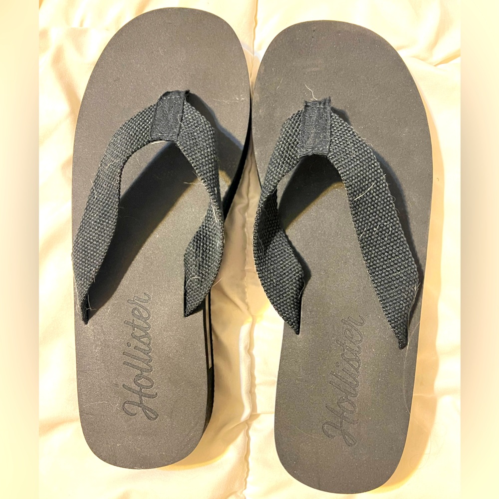 New - Hollister black women’s flip-flops (large 9/10)